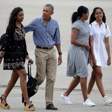 PHOTO: President Barack Obama, center, and first lady Michelle Obama, second from right, walk with their daughters, Sasha, left, and Malia on the tarmac to board Air Force One at the Cape Cod Coast Guard Station, in Bourne, Mass., Aug. 21, 2016.