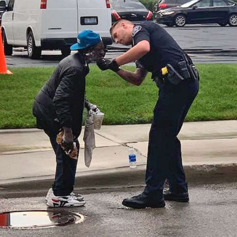 VIDEO: Officer helping homeless man shave photographed by stranger