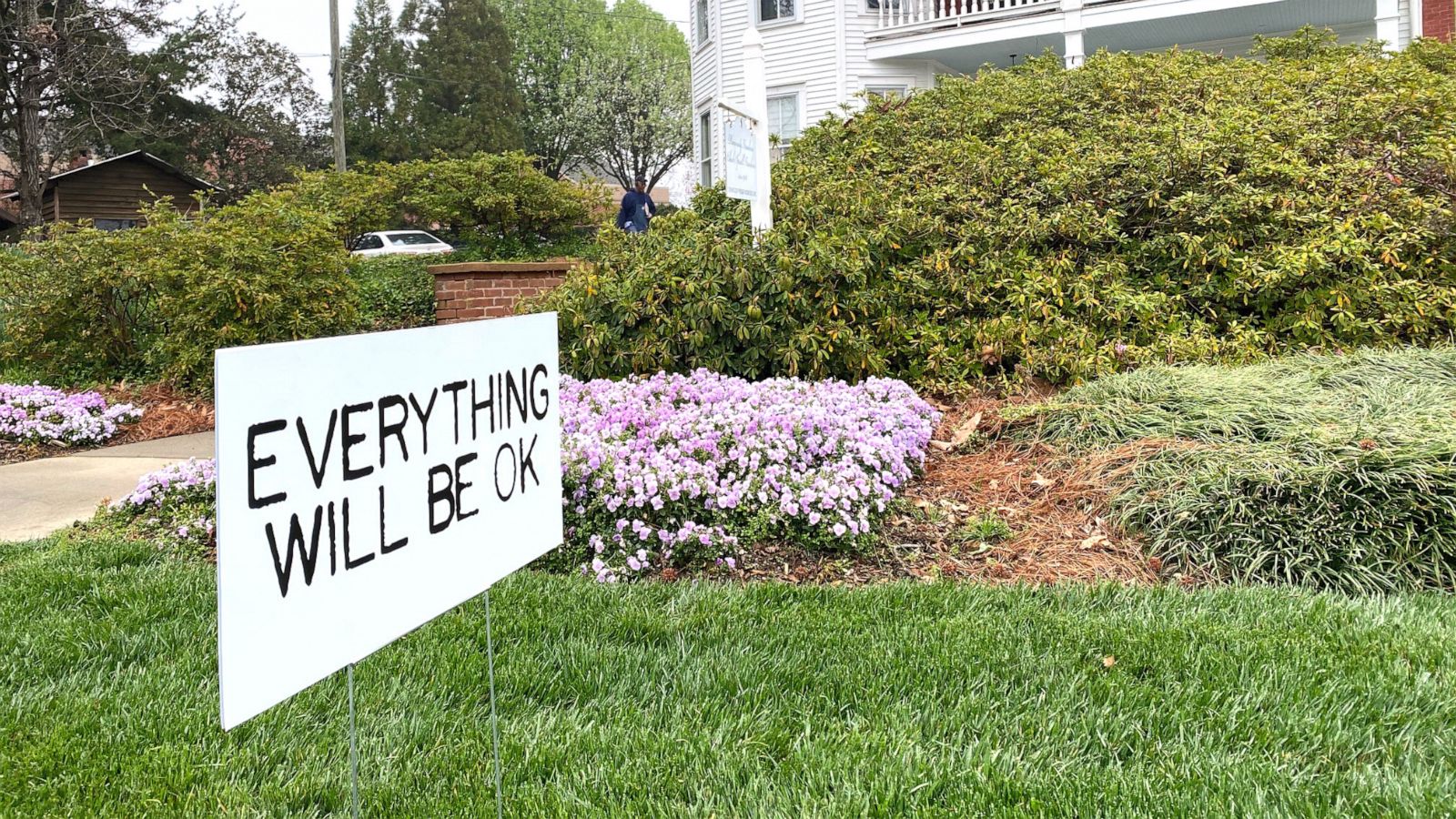 PHOTO: 'Everything Will Be OK' signs pop up to spread cheer around a Georgia town.