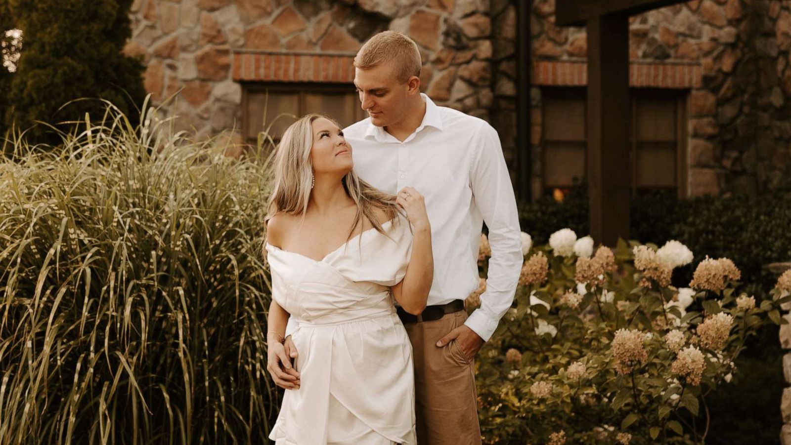 PHOTO: Carlsey Bibb and Caden Mills pose at Olive Garden for their engagement photos, which have gone viral.