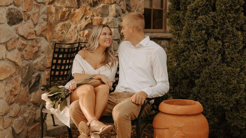 PHOTO: Carlsey Bibb and Caden Mills pose at Olive Garden for their engagement photos, which have gone viral.