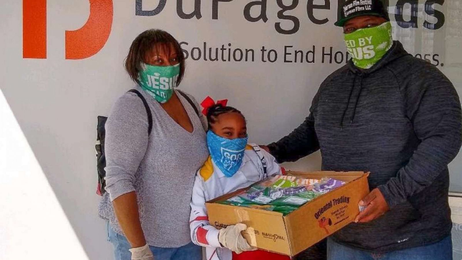 PHOTO: Olivia Tyler, 7, has handed out over 800 masks to Chicago's homeless since April.