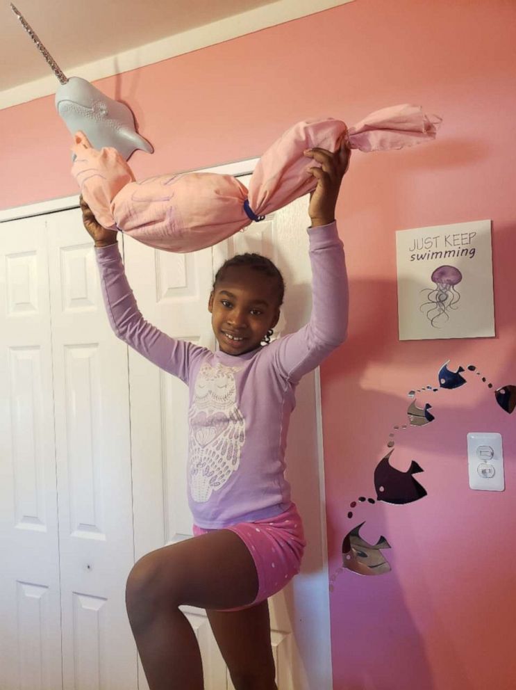 PHOTO: Olivia Tyler, 7, has handed out over 800 masks to Chicago's homeless since April.