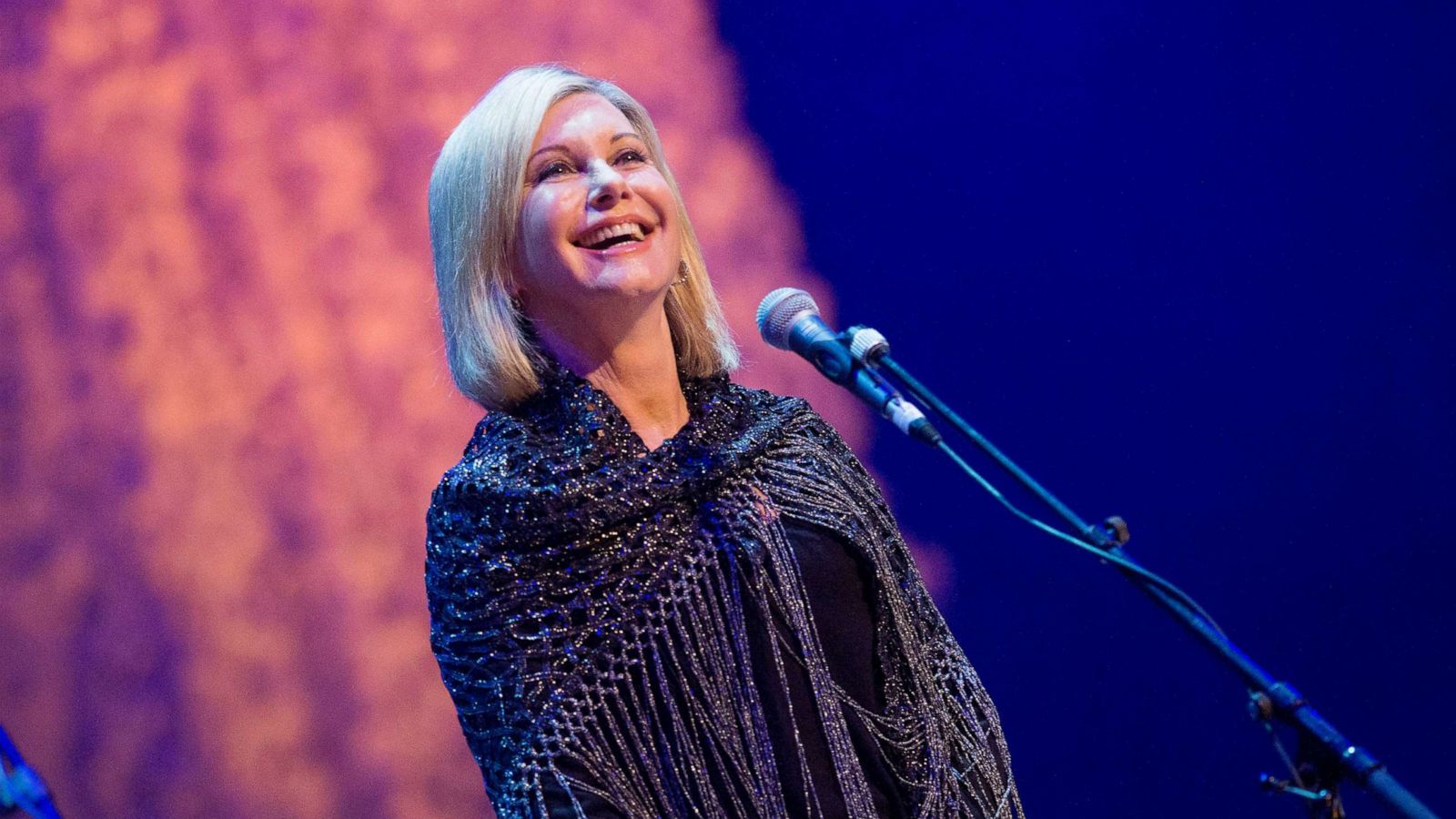 PHOTO: Olivia Newton-John performs in Glasgow, Scotland, Jan. 24, 2017.