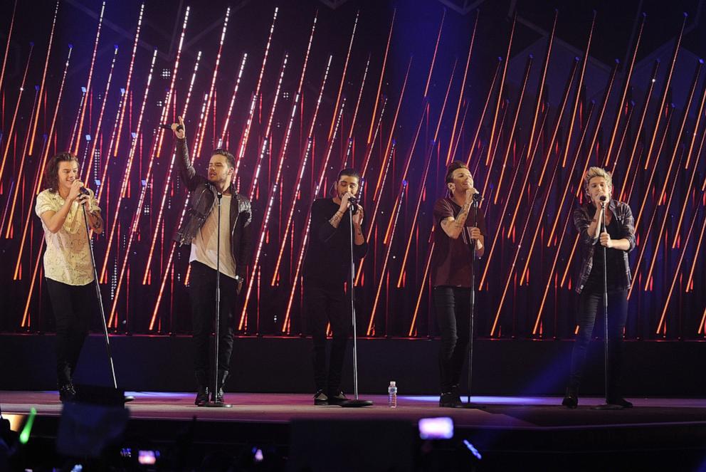 PHOTO: (L-R) Harry Styles, Liam Payne, Zayn Malik, Louis Tomlinson and Niall Horan of One Direction perform during the '40 Principales Awards' 2014 Gala at the Palacio de los Deportes on Dec. 12, 2014 in Madrid.