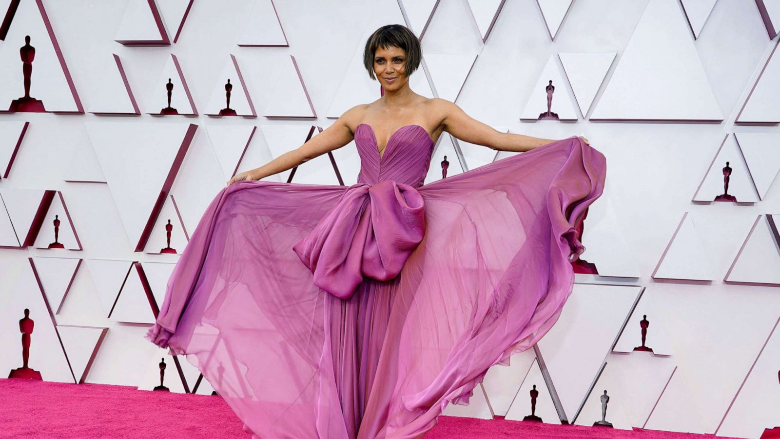 PHOTO: Halle Berry arrives to the Oscars red carpet for the 93rd Academy Awards in Los Angeles, April 25, 2021.