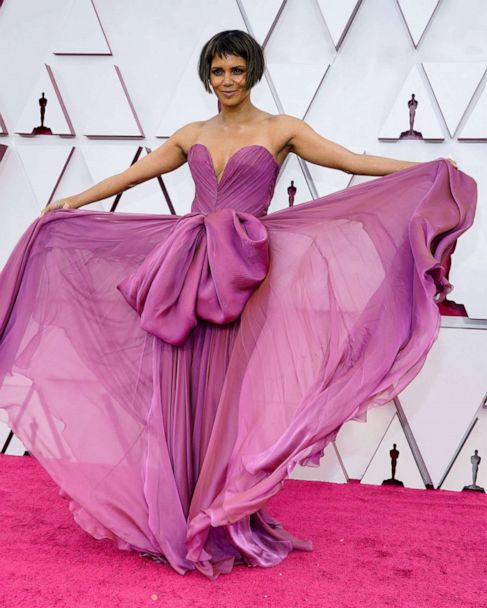 Halle Berry's Oscars 2021 Red Carpet Dress & New Haircut Are Everything