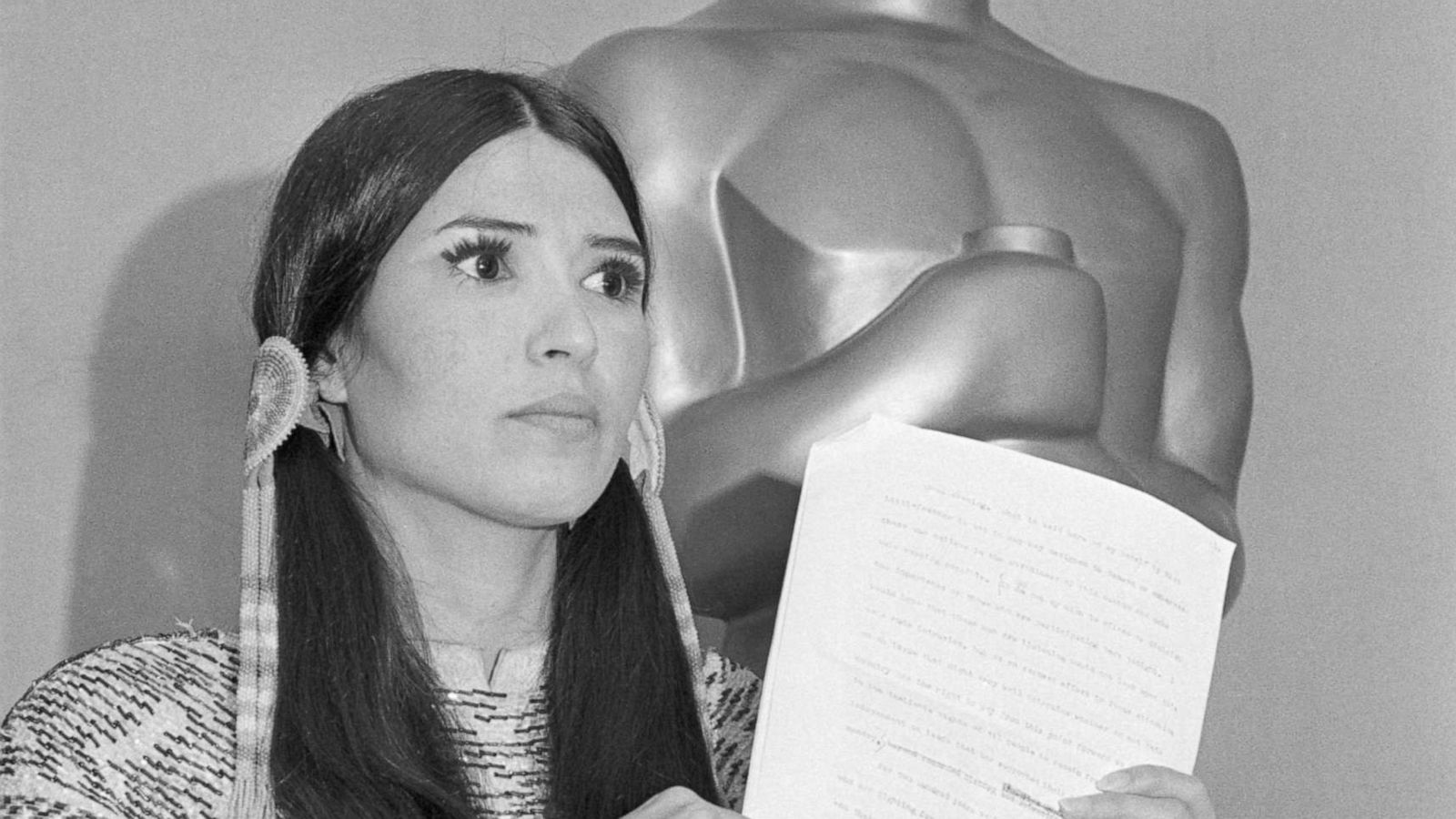 PHOTO: Apache activist Sacheen Littlefeather speaks after rejecting the Academy Award in place of Best Actor winner Marlon Brando in Los Angeles, March 27, 1973.