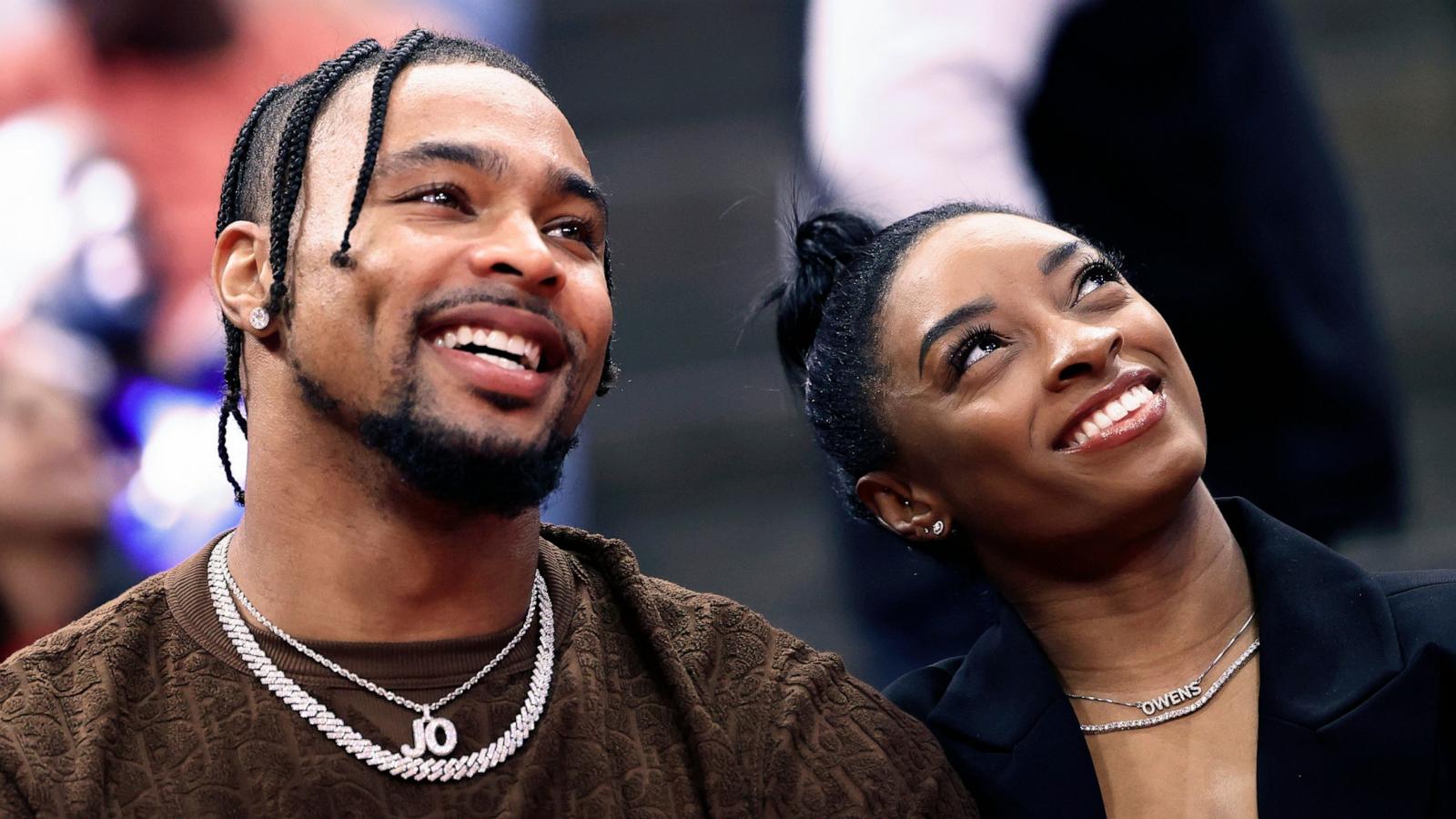 PHOTO: Simone Biles and Jonathan Owens attend a game between the Houston Rockets and the Los Angeles Lakers at Toyota Center on January 29, 2024 in Houston, Texas.