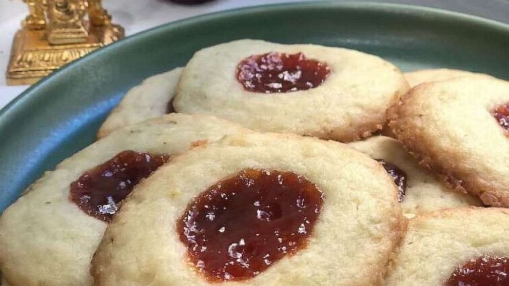 PHOTO: Thumbprint cookies filled with guava jam.