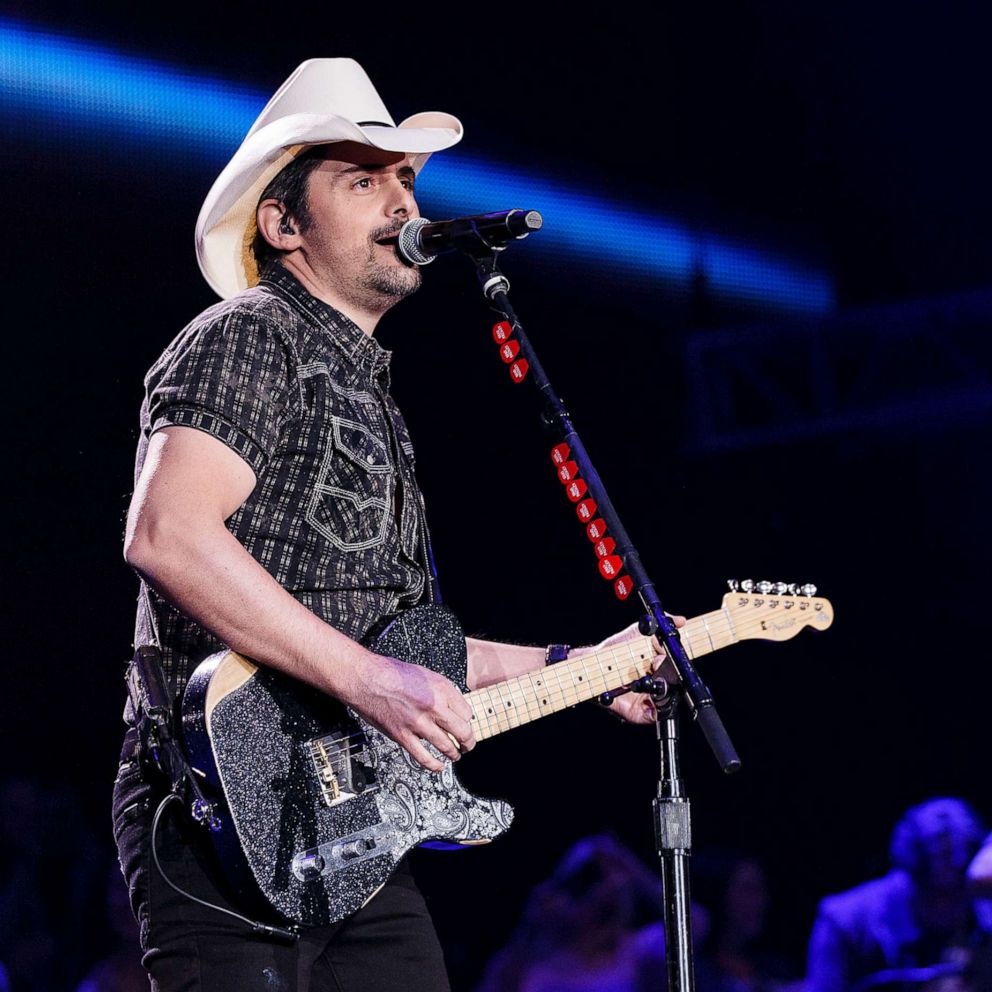 VIDEO: Brad Paisley surprised these ‘superhero’ grocery store workers 