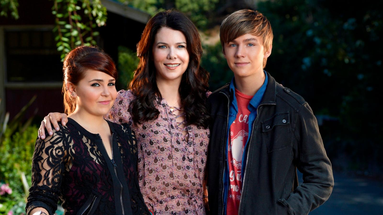 PHOTO: Mae Whitman, as Amber Holt, Lauren Graham, as Sarah Braverman, and Miles Heizer, as Drew Holt in "Parenthood."