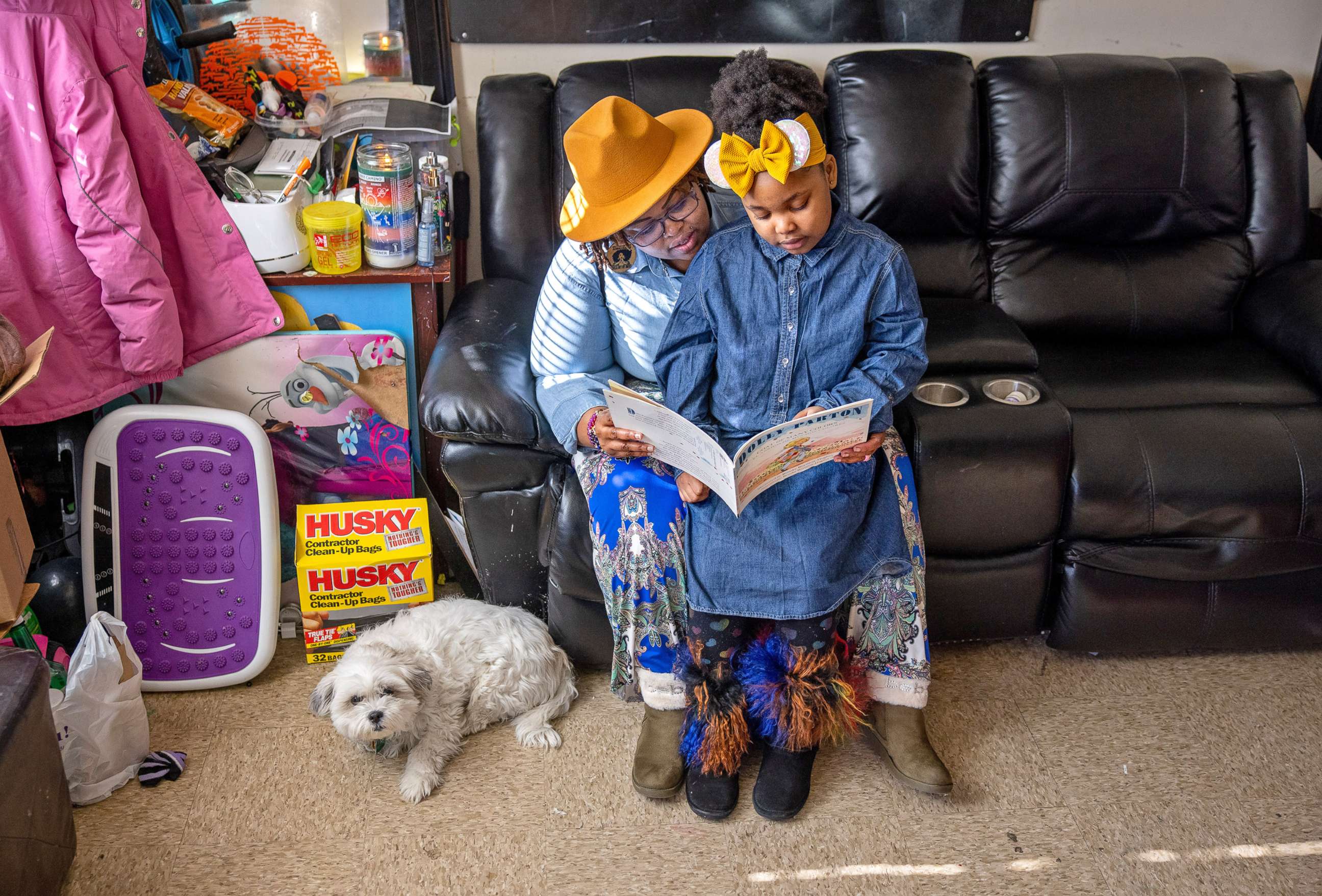 PHOTO: Rhonda Hall and her daughter Terik Washington, 6, read at their home in Southeast Washington, D.C, Jan. 30, 2021.