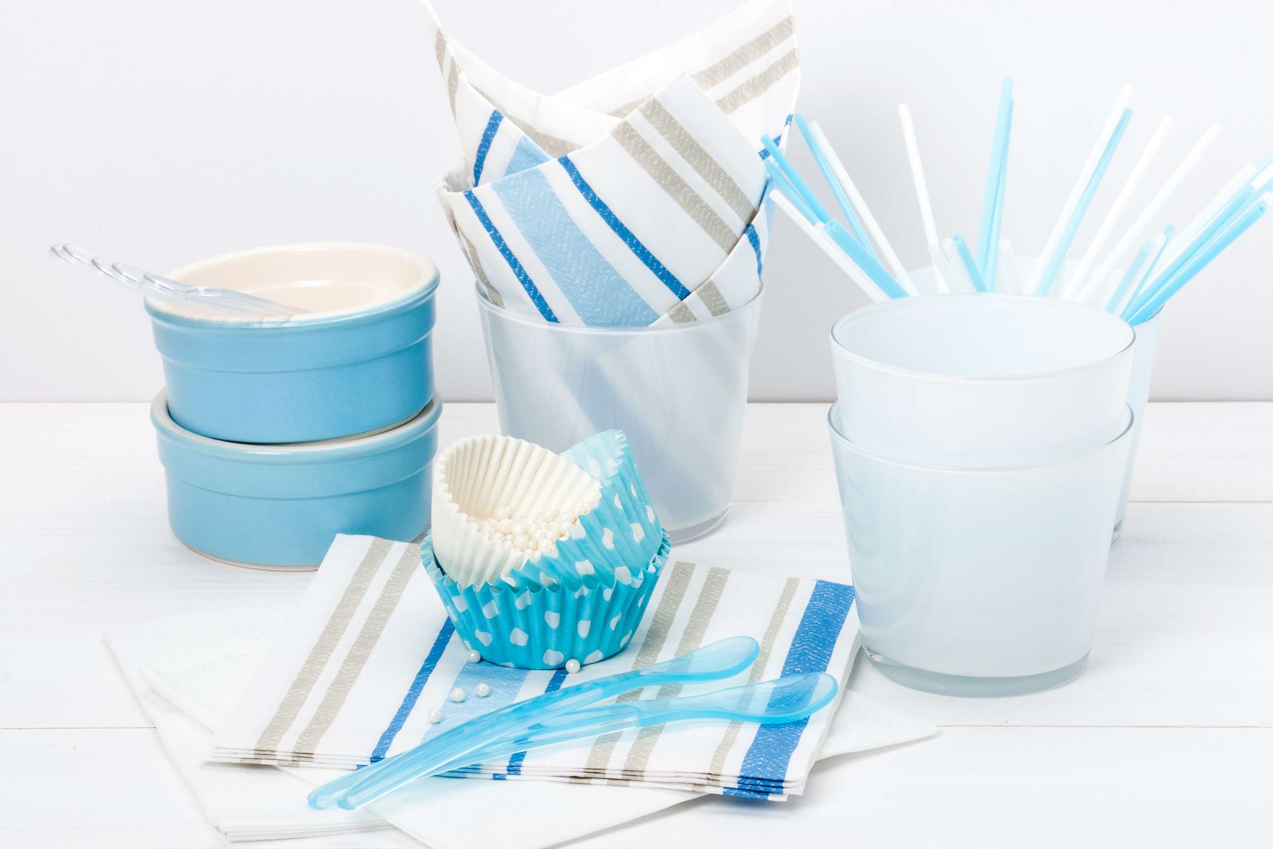 PHOTO: A paper and plastic dinnerware set are displayed in an undated stock image.