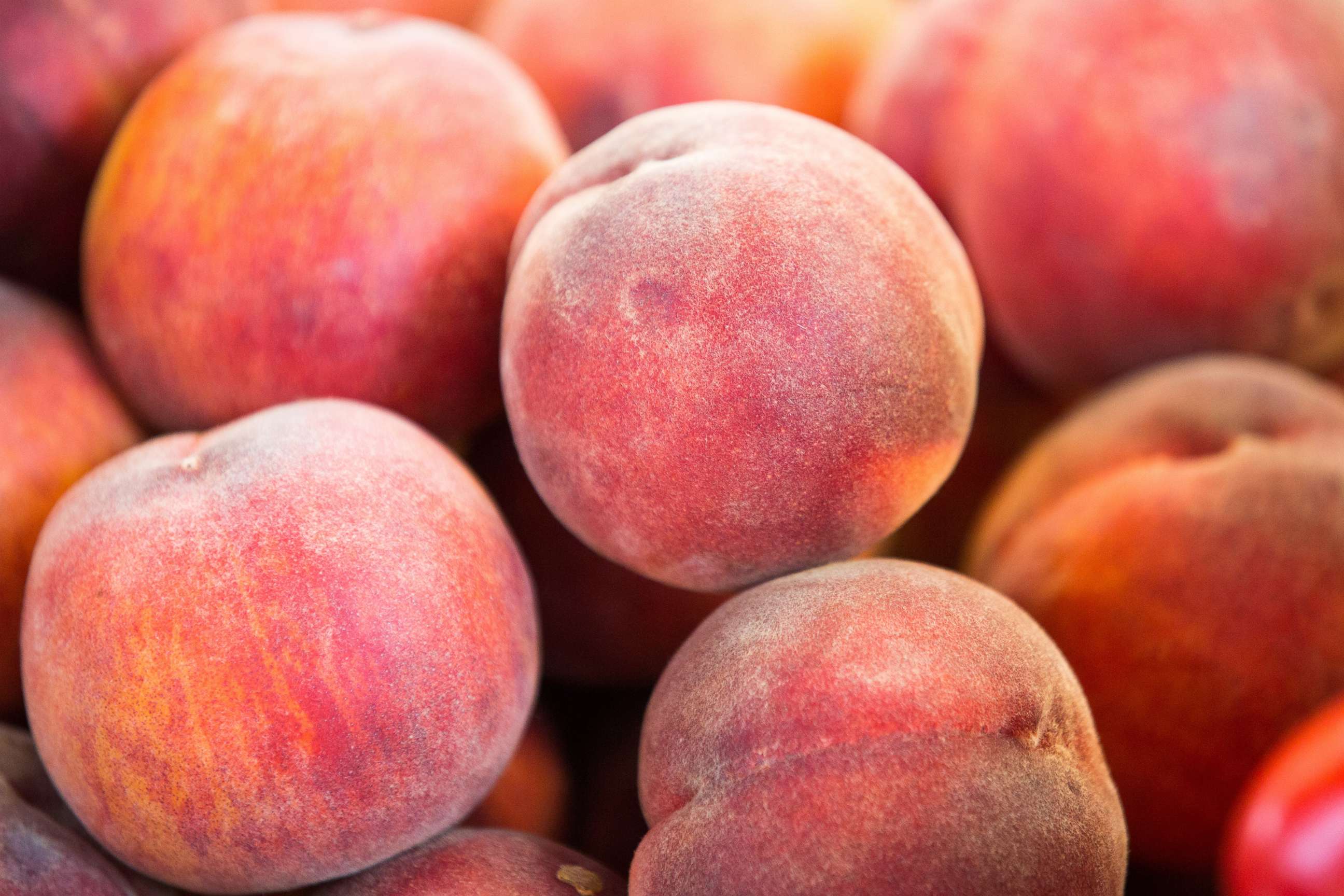 PHOTO: Peaches are displayed on the shelves of a market in Poland.Images/LightRocket via Getty Images)