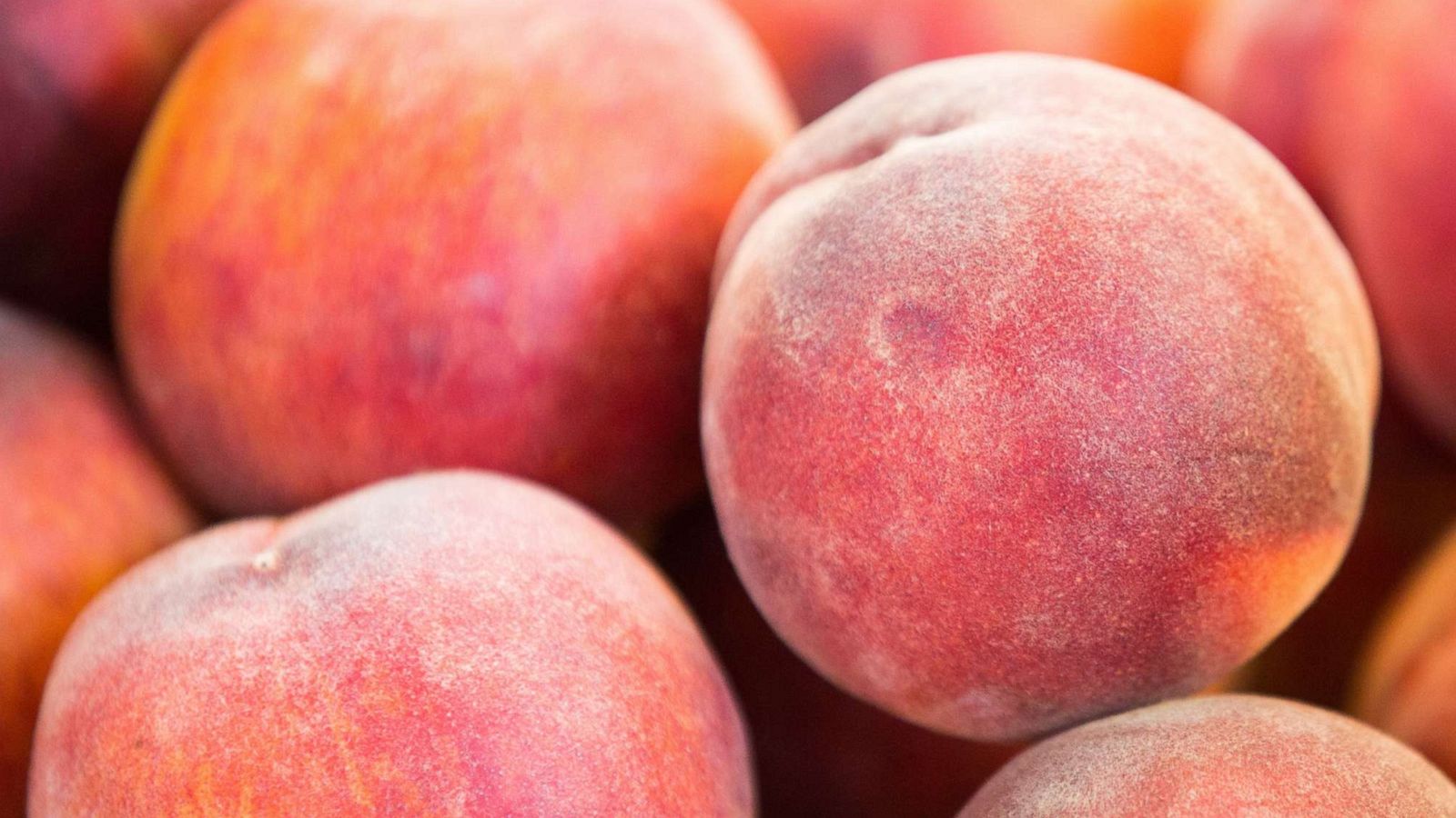 PHOTO: Peaches are displayed on the shelves of a market in Poland.Images/LightRocket via Getty Images)