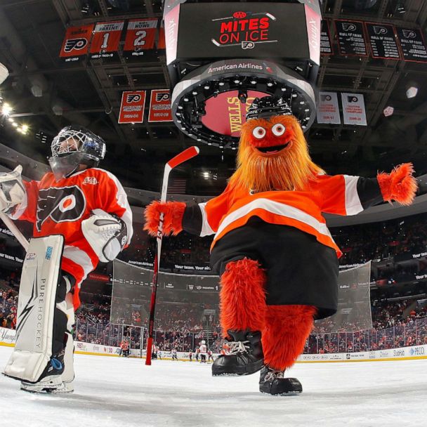 Look who I got to meet!!!!! GRITTY!!!! . . . . . #friday #morning #am # gritty #flyers #ice #philadelphia #philly #explorepage #instagram…