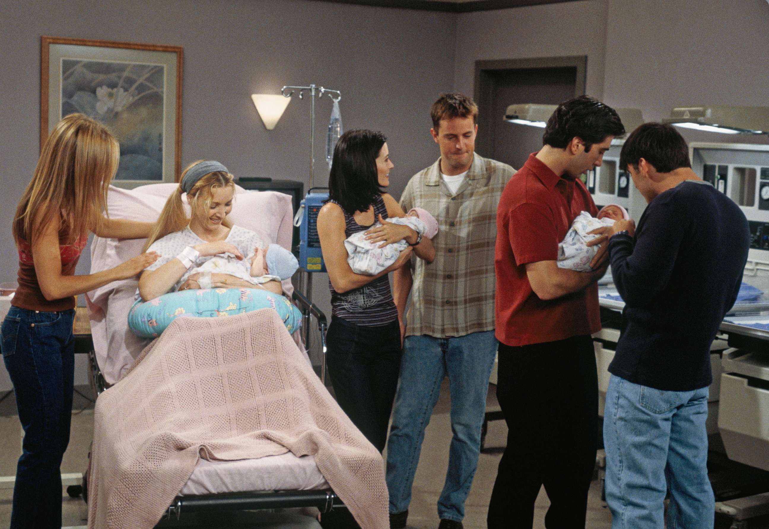 PHOTO: The cast of "Friends" with  Lisa Kudrow as Phoebe Buffay having triplets. 
