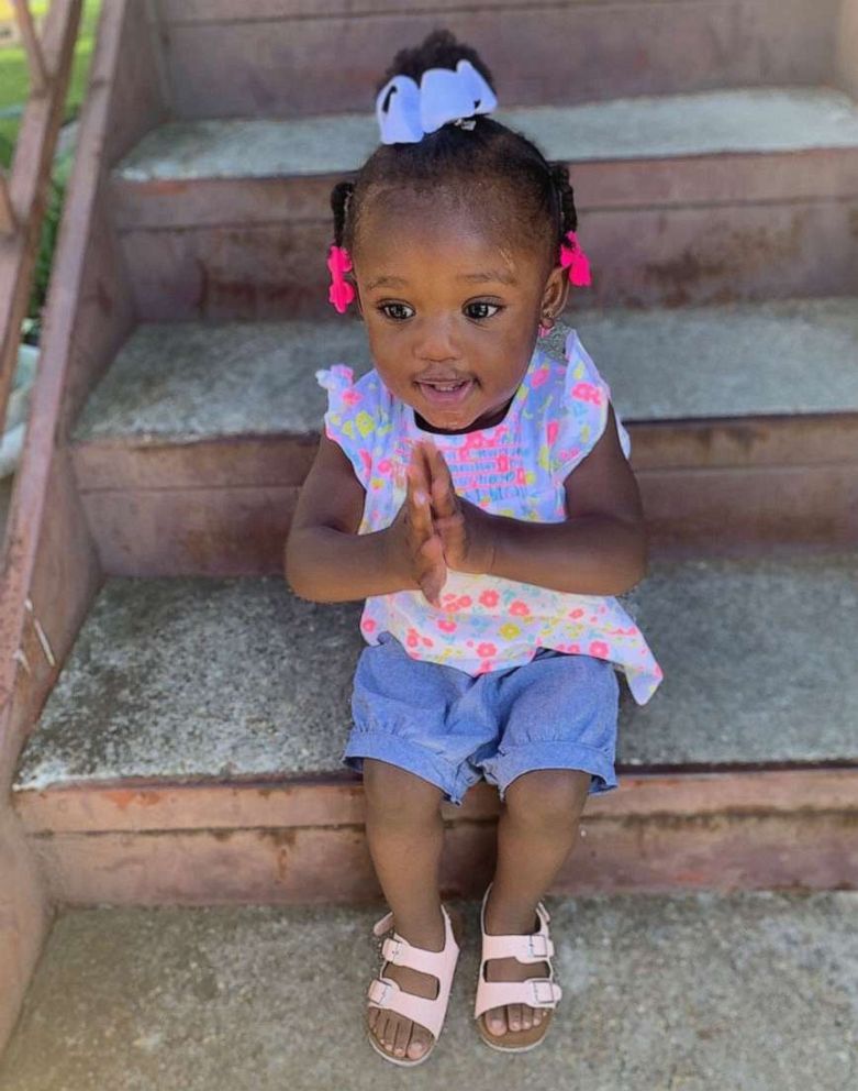 Photo of siblings praying before 1st day of school captures hearts on ...