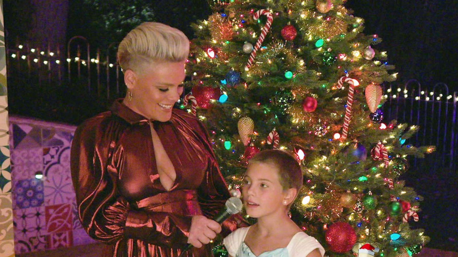 PHOTO: Pink performs with her daughter, Willow, during "The Disney Holiday Singalong."