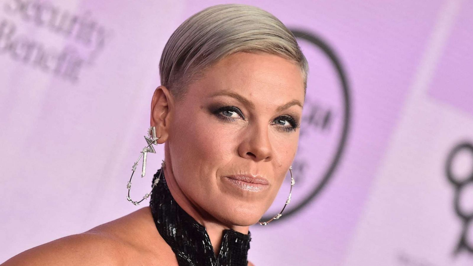 PHOTO: Singer-songwriter Pink arrives for the 50th Annual American Music Awards in Los Angeles, Nov. 20, 2022.