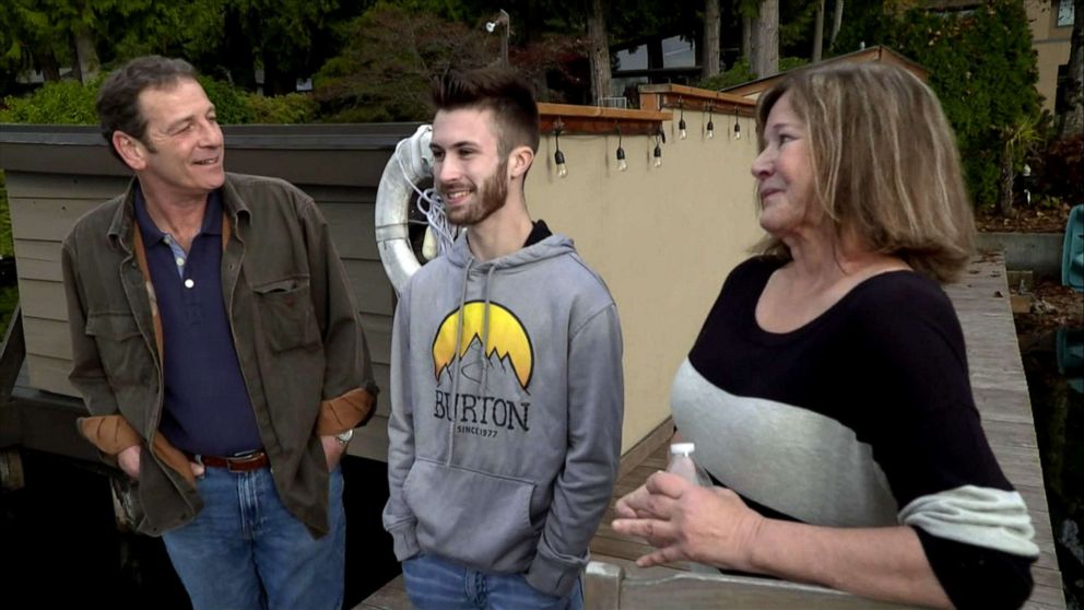 PHOTO: Robert Thomas and Lori Jurek helped rescue Brett Easter after his small plane crashed into Lake Morton in Washington.