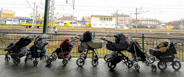 Moms in Poland leave strollers for Ukrainian moms crossing the border - ABC  News