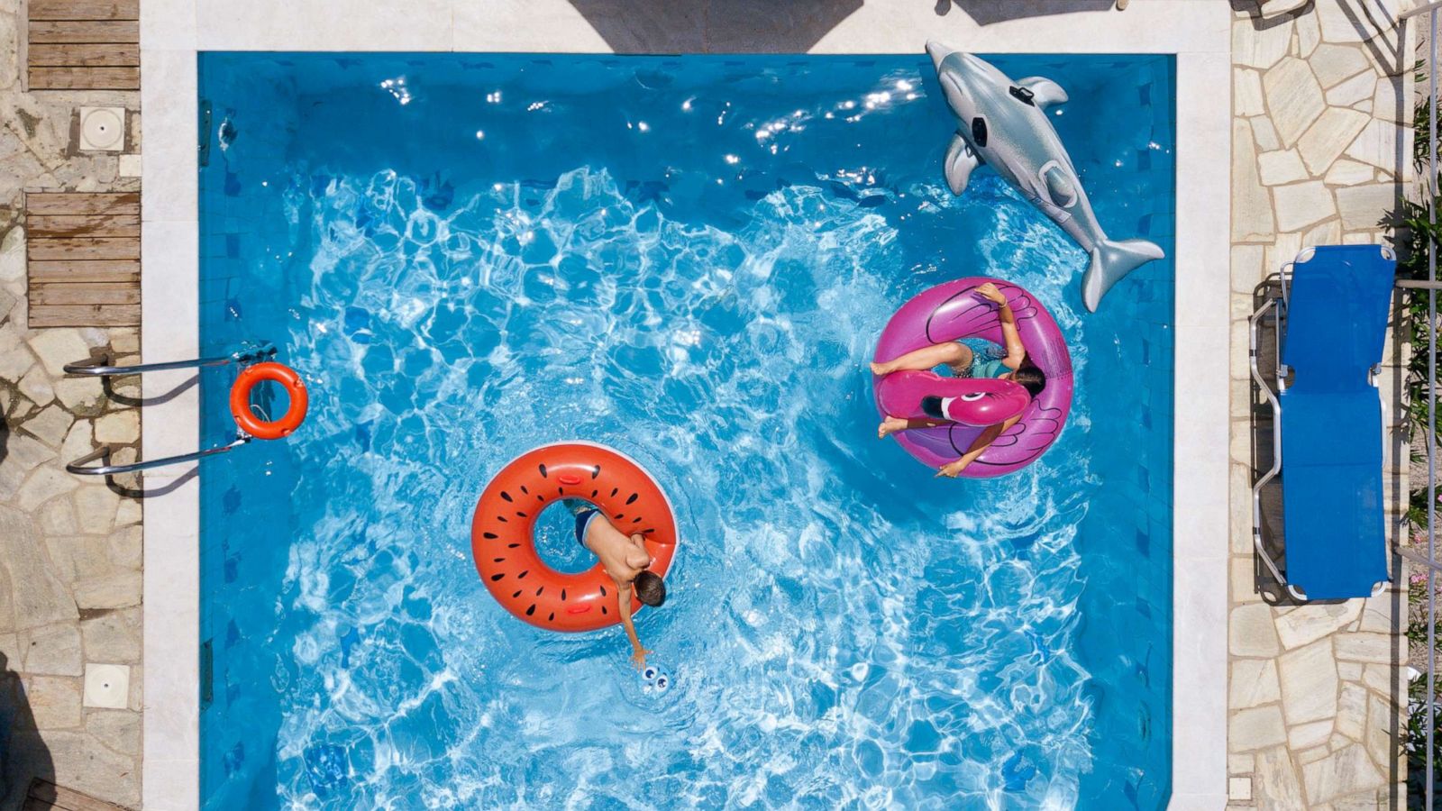 PHOTO: Children swim in a swimming pool.