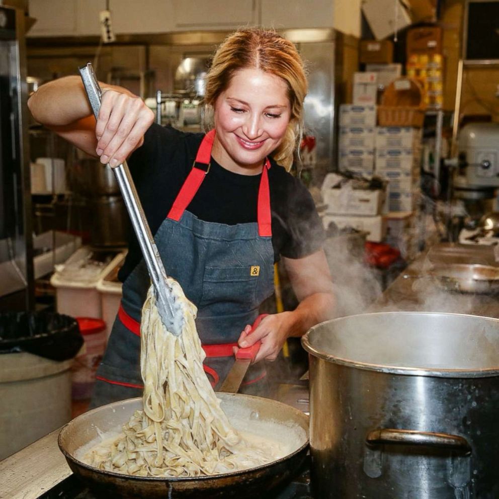 FOTO: Sarah Raffetto tossisce la pasta della sua famiglia in una padella con salsa per una cena Petite Pasta Joint.