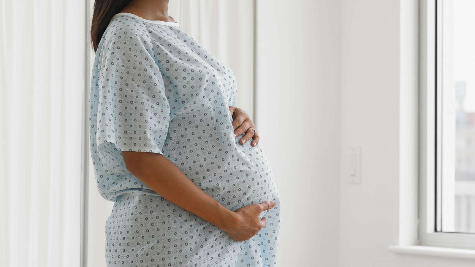 PHOTO: A pregnant woman in a hospital gown