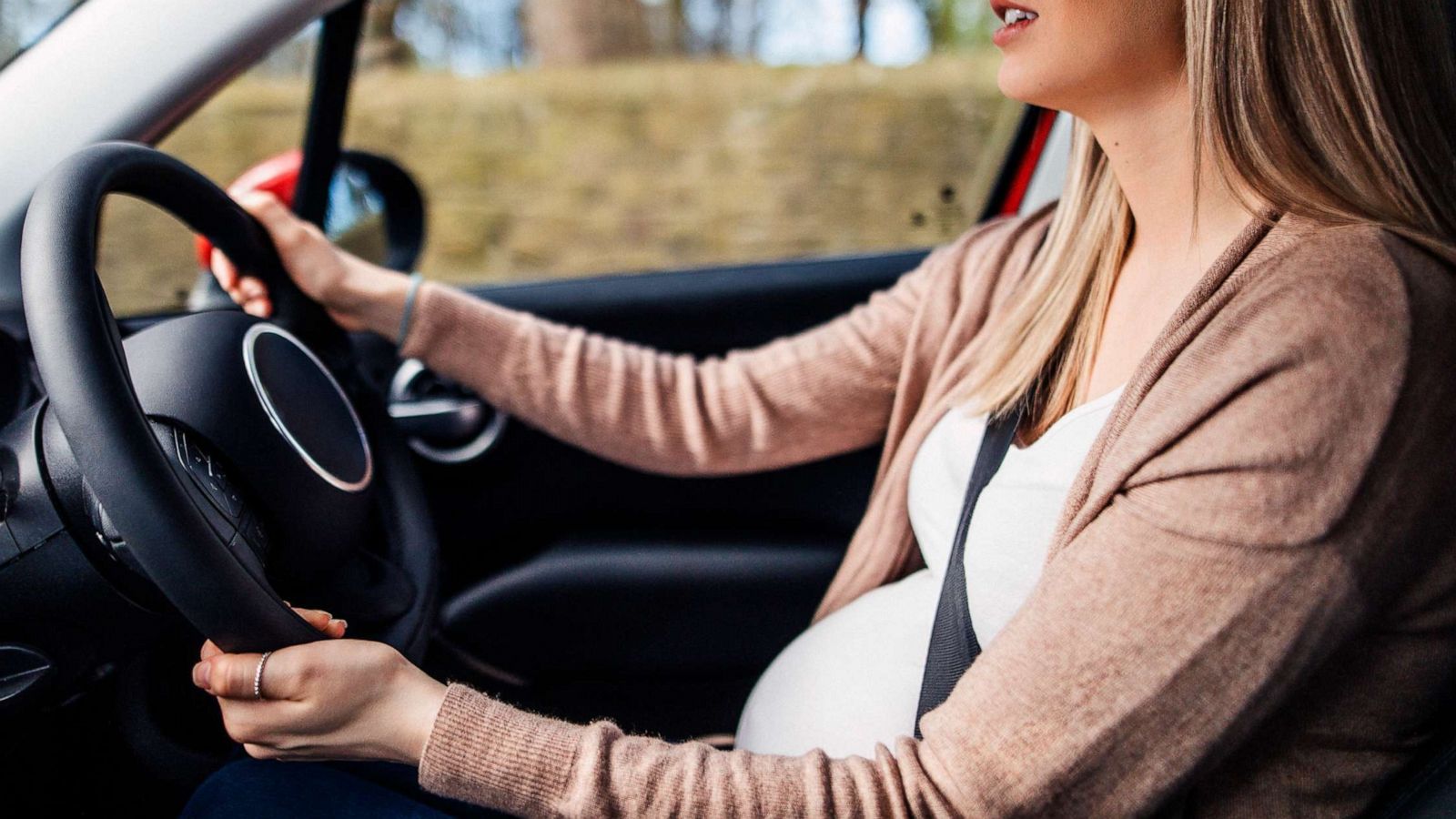 PHOTO: A young woman appears to be driving a car while pregnant in this stock photo.