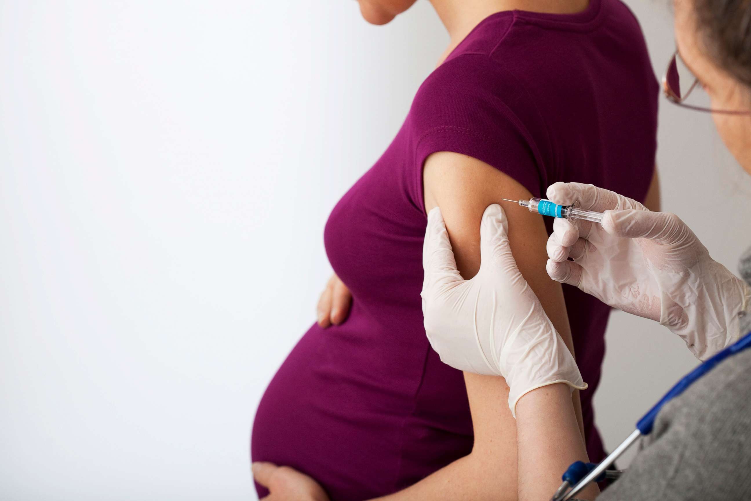 PHOTO: A pregnant woman receives a vaccine shot.