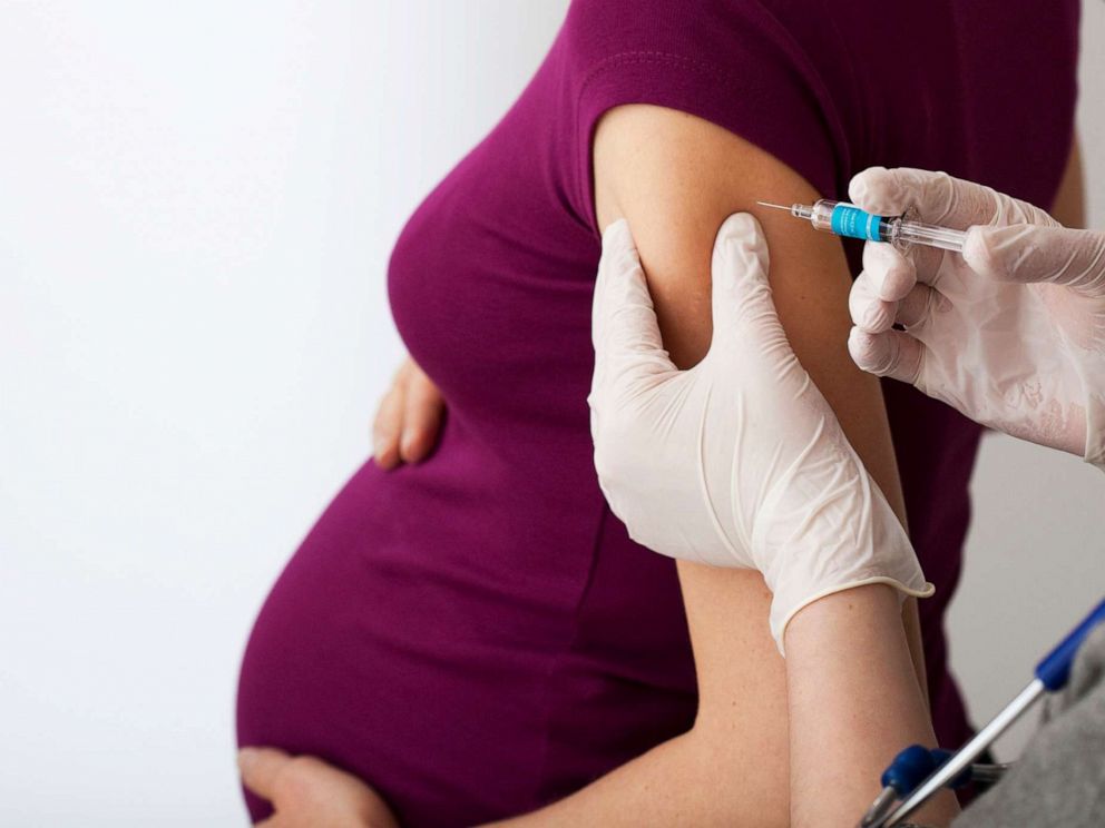 PHOTO: A pregnant woman receives a vaccine shot.