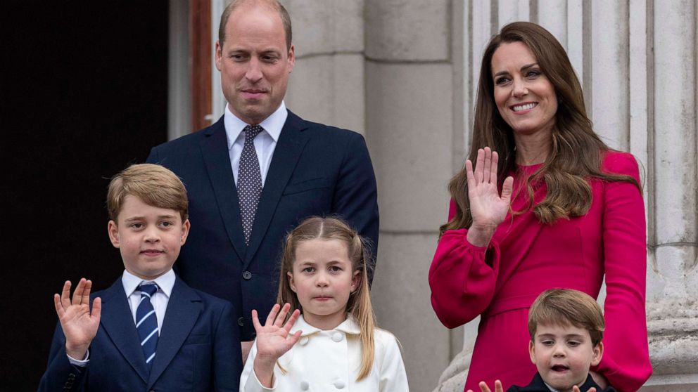 PHOTO: Prince William and Catherine, Duchess of Cambridge with Prince George of Cambridge, Prince Louis of Cambridge and Princess Charlotte of Cambridge stand on the balcony at Buckingham Palace at the end of the Platinum Pageant, June 5, 2022, in London.