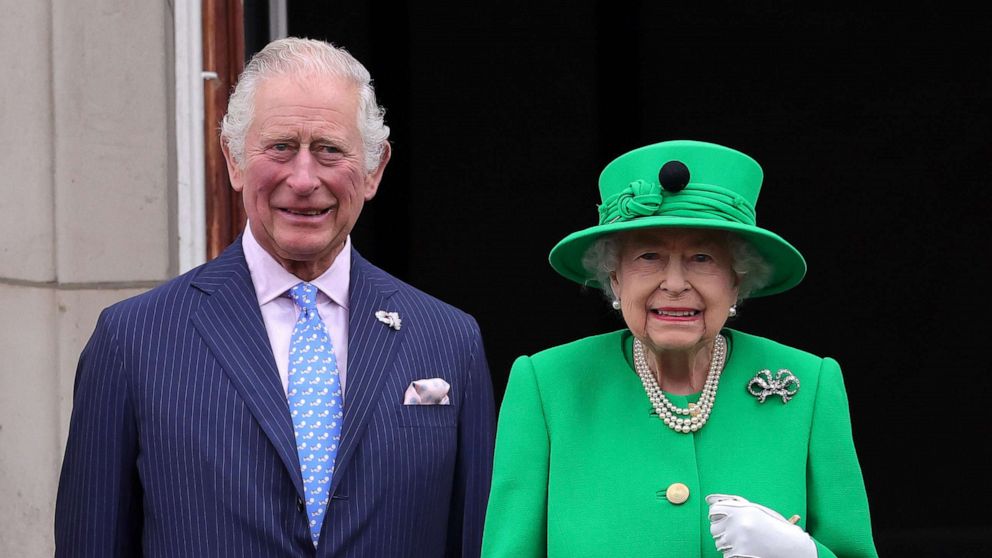PHOTO: Queen Elizabeth II and Prince Charles, Prince of Wales appear on the balcony of Buckingham Palace during the Platinum Jubilee Pageant in London, on June 5, 2022.