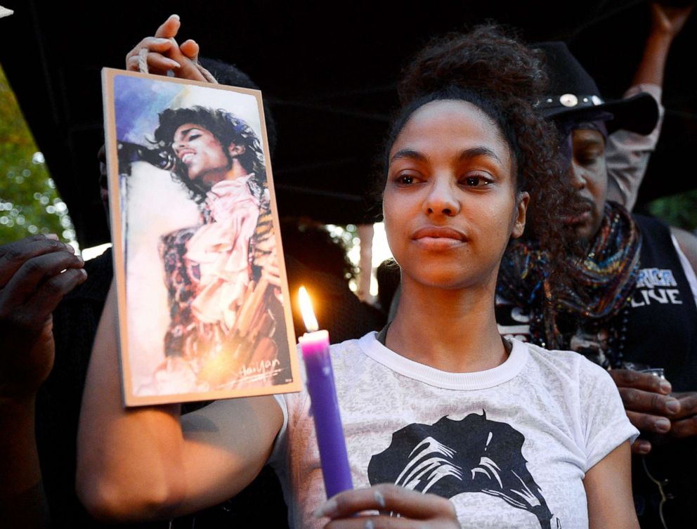 PHOTO: Julya Baer, 30, cries during a candlelight vigil and a celebration of life of deceased musician Prince  in Leimert Park, April 21, 2016, in Los Angeles.