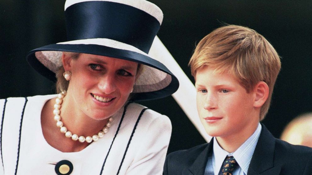 FOTO: Diana, princesa de Gales, senta-se com o príncipe Harry durante as comemorações do 50º aniversário do VJ Day em Londres, 19 de agosto de 1995.