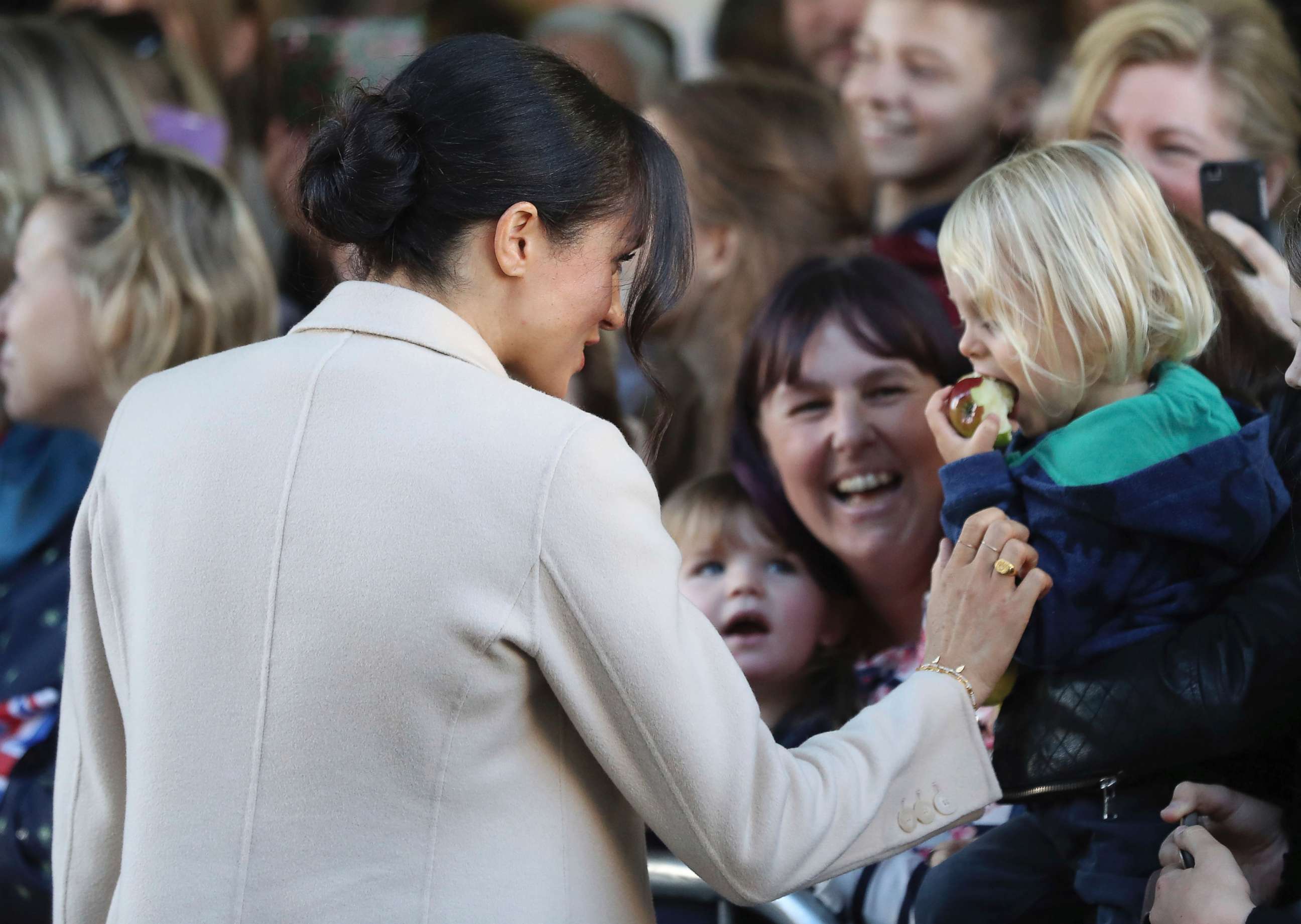 PHOTO: Meghan Markle, Duchess of Sussex meets locals at Edes House, West Street, Chichester, Oct.3, 2018.