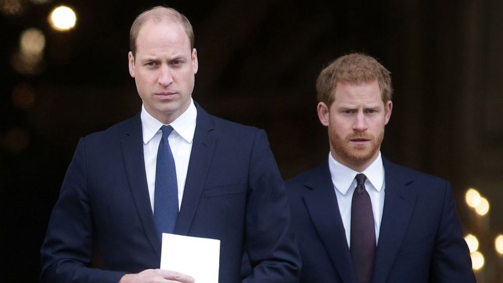 FOTO: Catherine, Herzogin von Cambridge, Prinz William, Herzog von Cambridge und Prinz Harry gehen nach dem Besuch des Grenfell Tower National Memorial Service in der St. Paul's Cathedral am 14. Dezember 2017 in London.