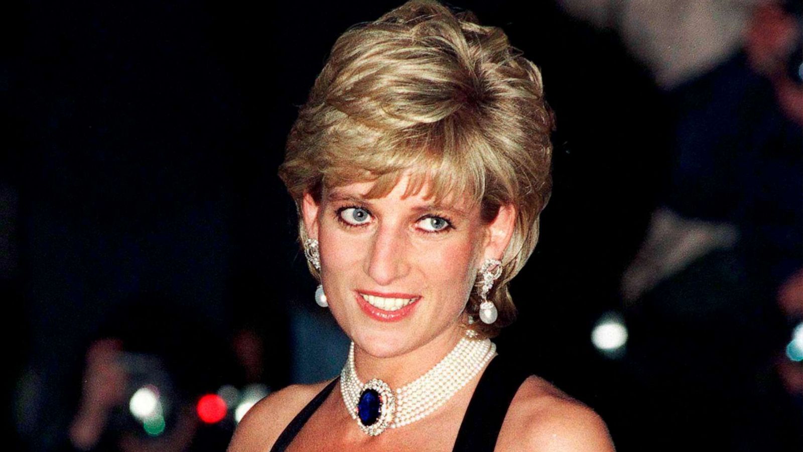 PHOTO: Diana, Princess Of Wales attends the Gala Evening in Aid of Cancer Research event in London, Nov. 20, 1995.