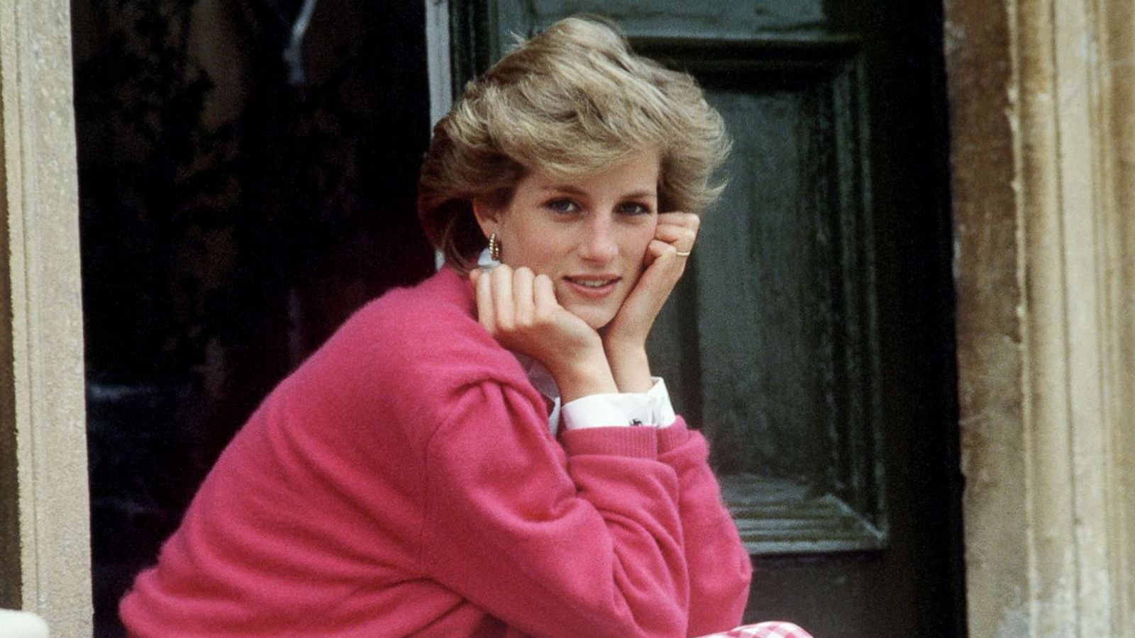 PHOTO: Princess Diana sits on the steps of her home in Highgrove, Gloucestershire, England, July 18, 1986.