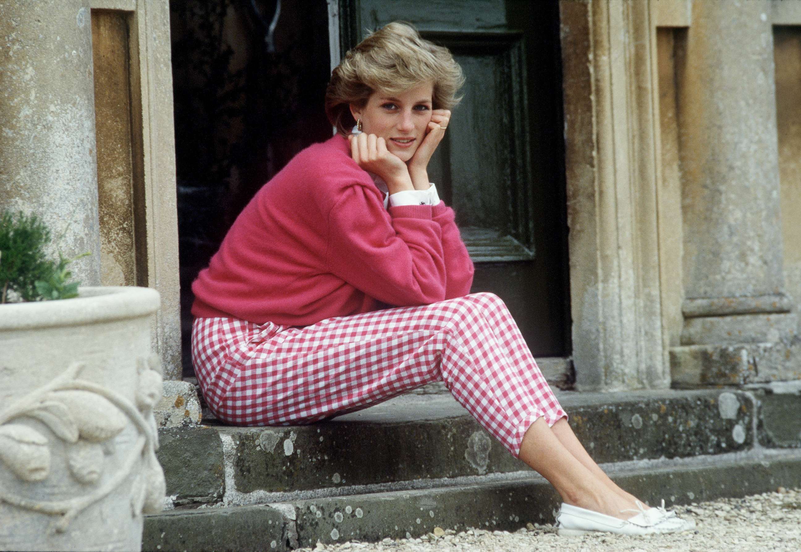 PHOTO: Diana, Princess of Wales sits on a step at her home at Highgrove House in Doughton, Gloucestershire, July 18, 1986.