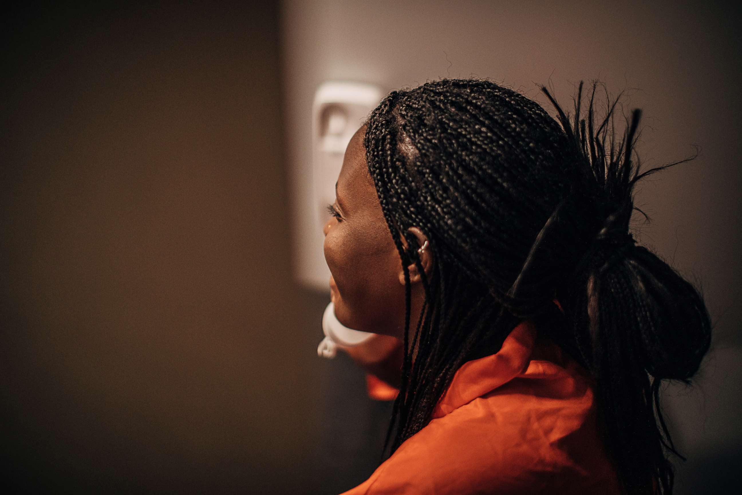 PHOTO: A female prisoner talking over the phone in prison visit room.