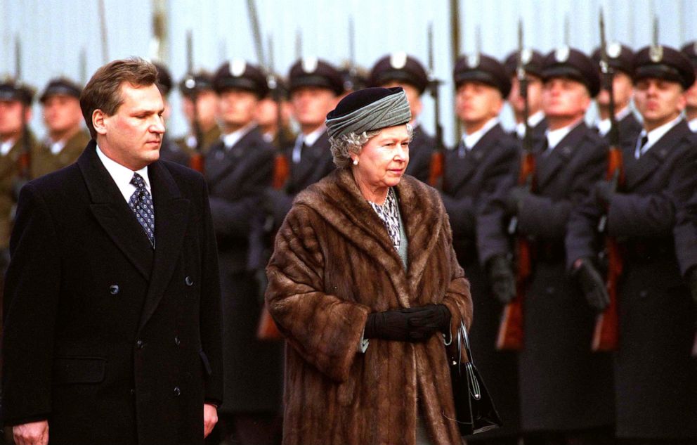 PHOTO: Queen Elizabeth with the President of Poland Aleksander Kwasniewski on her arrival in Warsaw, Poland, March 25, 1996.