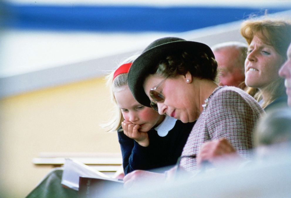 PHOTO: Queen Elizabeth II reading with her granddaugter Zara Phillips at Windsor Horse Show.