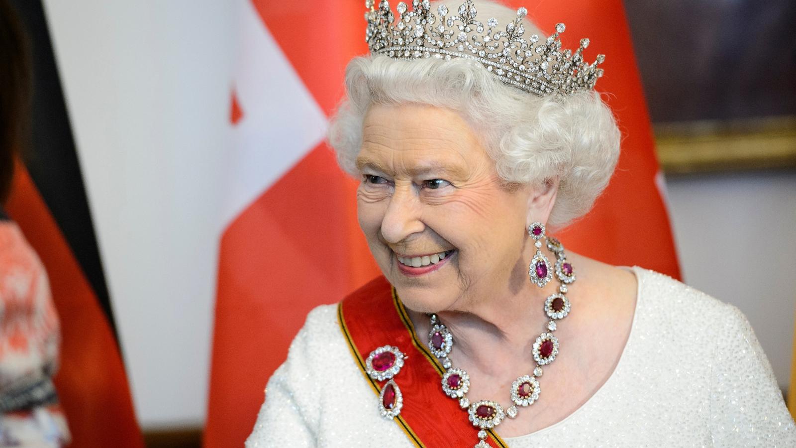 PHOTO: Queen Elizabeth II attends a State Banquet on day 2 of a four day State Visit on June 24, 2015 in Berlin, Germany.