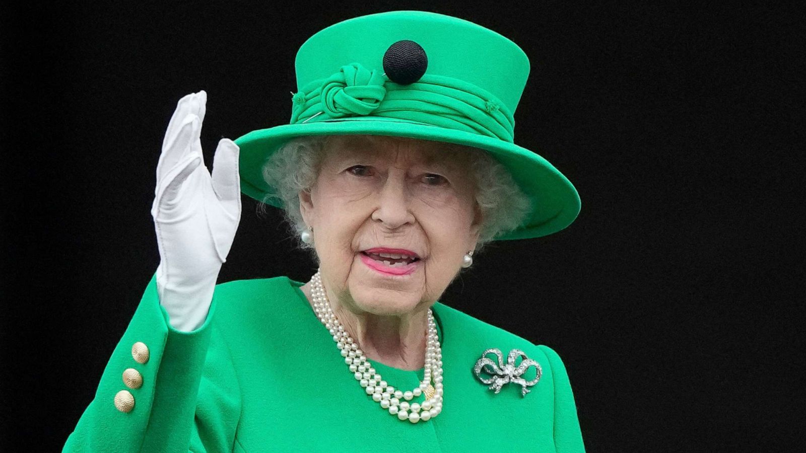 PHOTO: Queen Elizabeth II waves from the balcony at Buckingham Palace at the end of the Platinum Pageant, June 5, 2022, in London.