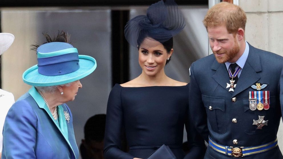 PHOTO: Queen Elizabeth II, Meghan, Duchess of Sussex, Prince Harry, Duke of Sussex watch the RAF flypast on the balcony of Buckingham Palace, as members of the Royal Family attend events to mark the centenary of the RAF on July 10, 2018 in London.