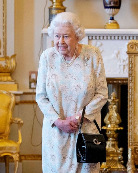What's In Your Handbag, Queen Elizabeth? - ABC News