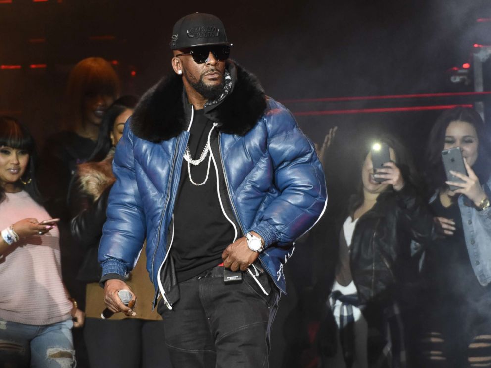 PHOTO: R. Kelly performs at ORACLE Arena, Jan. 15, 2017 in Oakland, Calif.